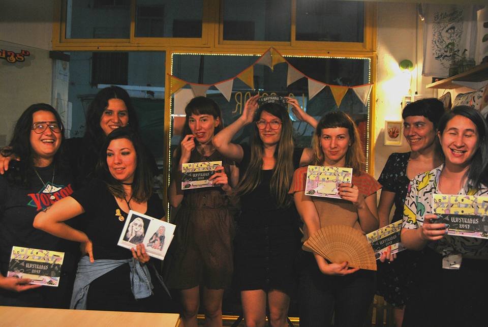 Lanzamiento de calendario ILUSTRADAS 2017 (22 diciembre 2016). De izquierda a derecha: Magalí “Tornado” Rodríguez, Romina Delmas (detrás), Cristina “Titi” Gutierrez, Camila Torre Notari, Lucía “Lulelia” Rovira, Ivana Boullon, Nan Dita, María José Corbelle (fotografía tomada de Facebook 365 Mujeres Ilustradas)