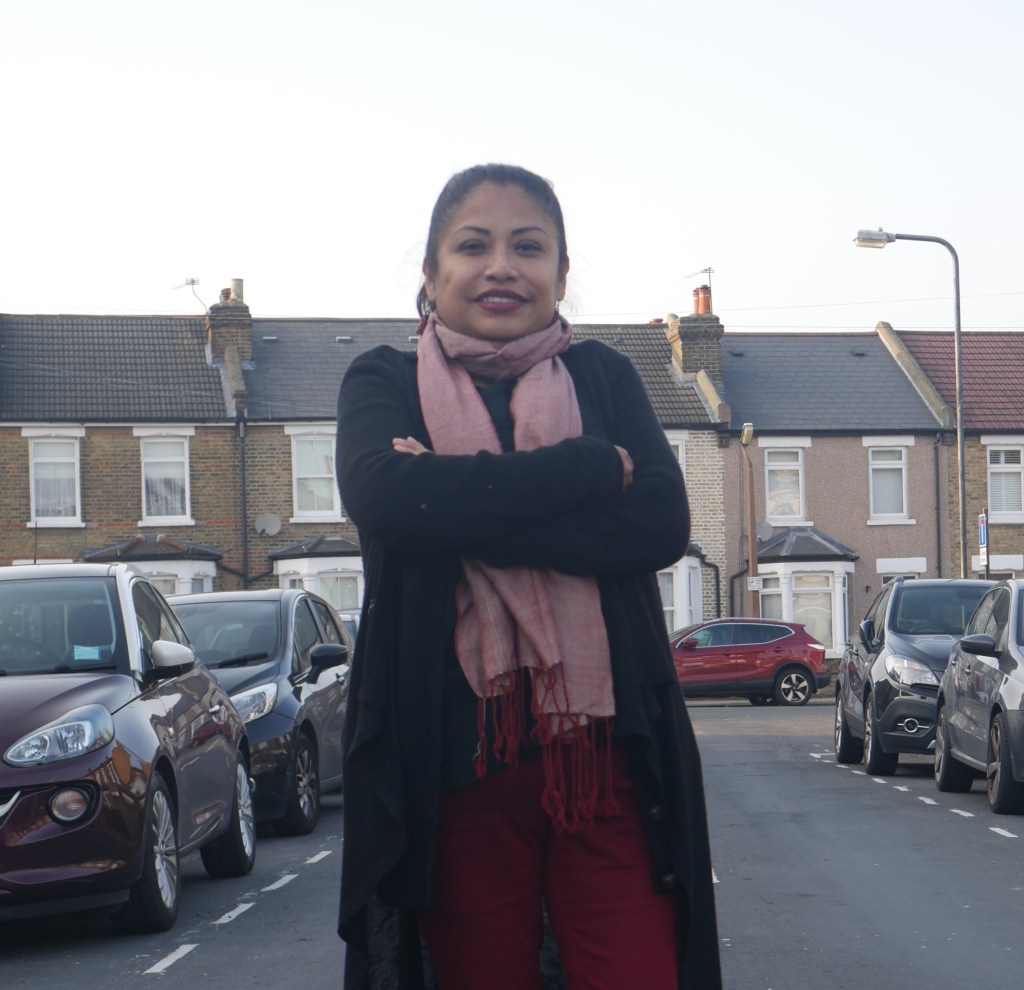 «Las mujeres están votando contra políticos conservadores»: Bélgica Guaña Quilachamin, la primera concejal ecuatoriana por el Partido Laborista en UK 